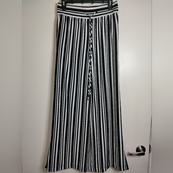 New York & Company (Size S) Black and White Striped Retro Wide-Leg Pull-on Pants - Picture 10 of 10